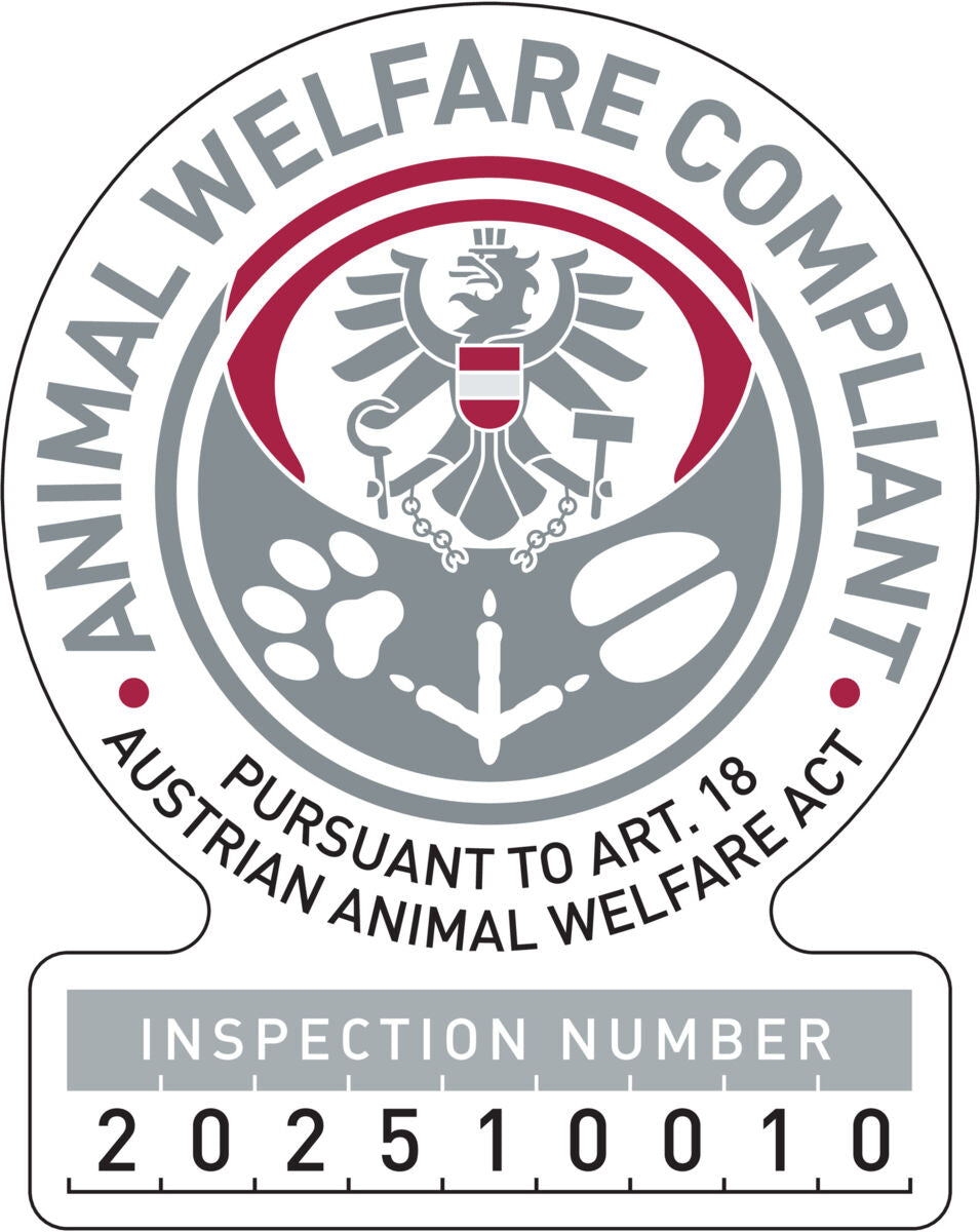 Rundes Siegel mit Adler, Pfotenabdrücken und dem Text "Animal Welfare Compliant" und "Inspection Number 202510010".