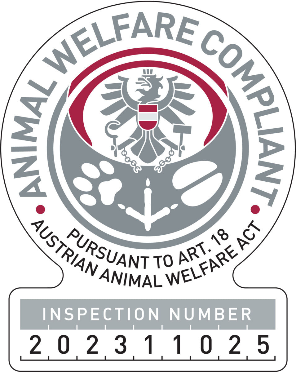 Ein Logo mit einem Adler und Pfotenabdruck, umgeben von den Worten "Animal Welfare Compliant" und "Austrian Animal Welfare Act".