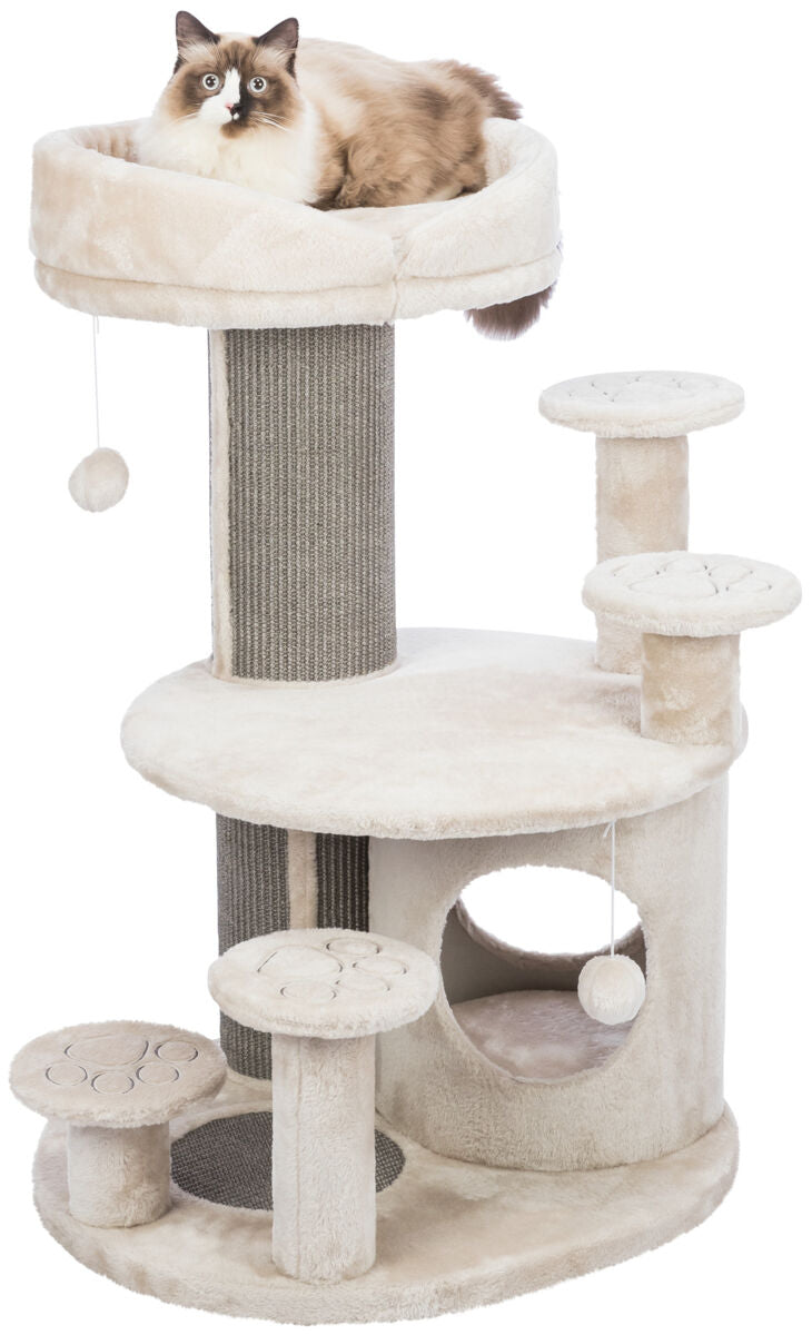 Ein hellbeiger Kratzbaum mit mehreren Ebenen, auf dem eine Katze liegt, mit Spielzeugkugeln an Schnüren.