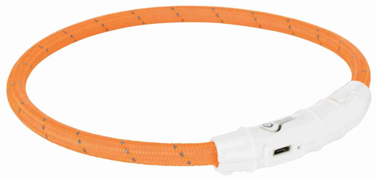 Oranger LED-Halsband-Leuchtring mit weißem Verschluss und sichtbarem USB-Anschluss, für bessere Sichtbarkeit.