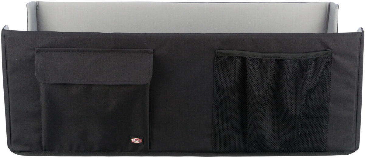 Schwarzer Aufbewahrungsorganizer mit einer Klappentasche links und einer Netzstofftasche rechts.