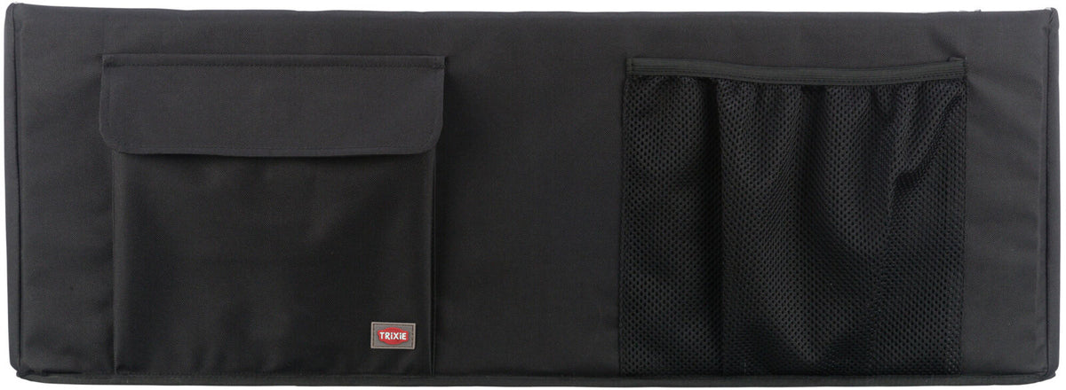 Schwarze rechteckige Tasche mit einer Klappentasche links und einer Netzstofftasche rechts, Label unten links.