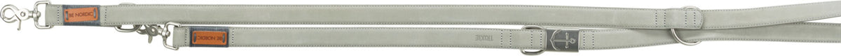 Langes, graues Hundehalsband mit Metallhaken und braunen Etiketten mit der Aufschrift "BE NORDIC".