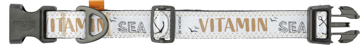 Hundehalsband mit schwarzer Schnalle, weißem Stoff mit brauner Schrift "VITAMIN SEA" und nautischen Symbolen.