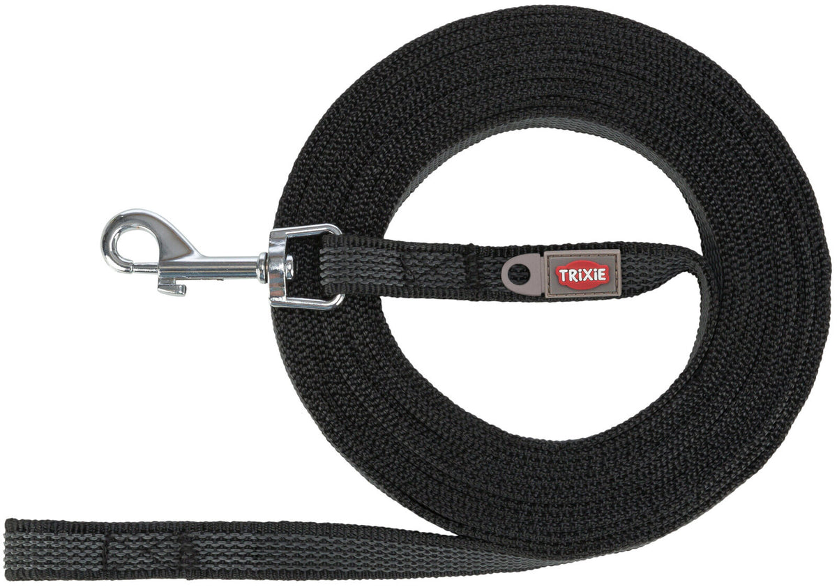 Schwarze Hundeleine mit Metallhaken, aufgerollt, mit rotem "TRIXIE"-Logo auf einem Etikett.