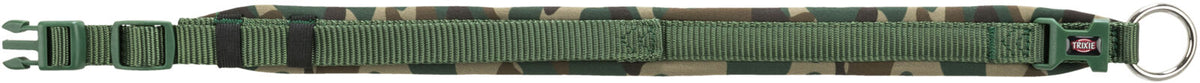 Grünes Hundehalsband mit Camouflage-Muster, seitlich ein Schnallenverschluss und ein Metallring.