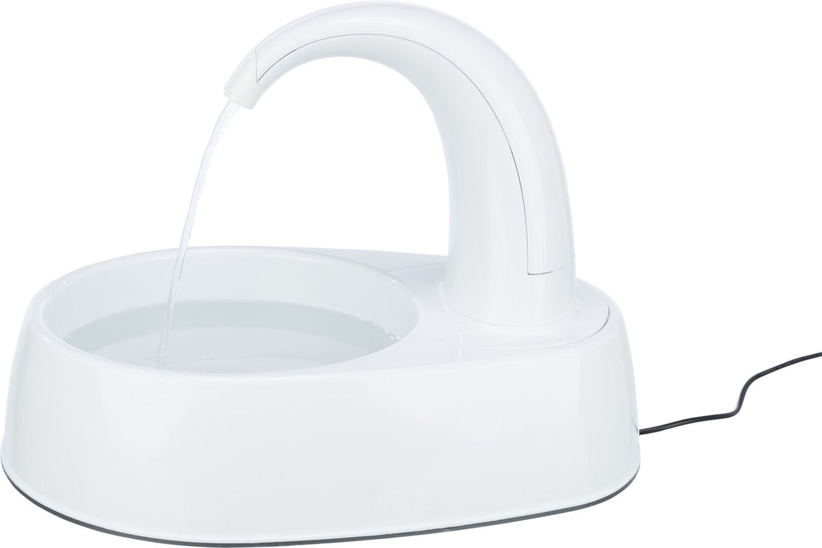 Weißer Trinkbrunnen mit gebogenem Auslaufrohr, aus dem Wasser in eine ovale Schale fließt, mit Netzkabel.