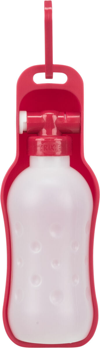 Rote Trinkflasche mit integriertem Halter und gebogenem Griff, weißer Flaschenkörper mit leichtem Punktmuster.