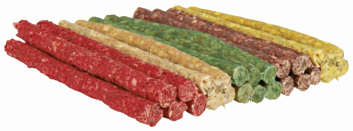 Mehrere bunte, längliche Stangen in verschiedenen Farben, darunter Rot, Grün, Gelb und Beige.