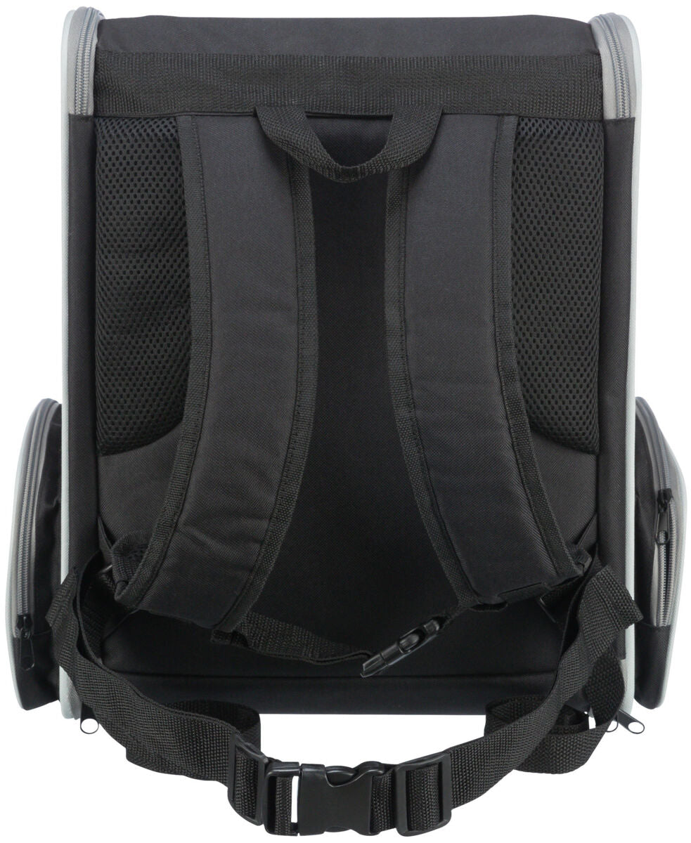 Schwarzer Rucksack mit gepolsterten Schultergurten und Hüftgurt, seitliche Taschen mit Reißverschlüssen.