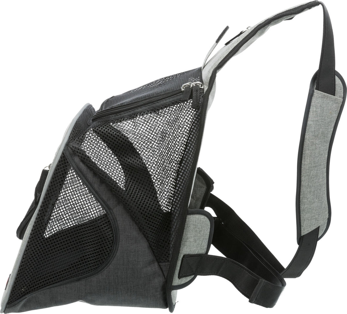 Grauer Rucksack mit schwarzen Netzeinsätzen und verstellbaren Schultergurten, seitlich fotografiert.