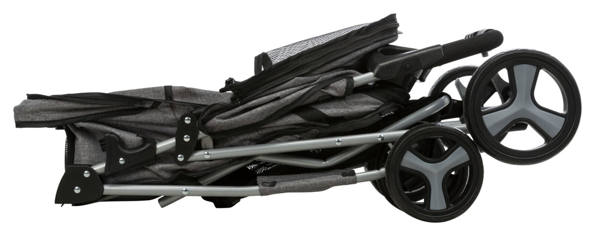 Zusammengeklappter grauer Kinderwagen mit schwarzem Griff und großen, grauen Rädern auf weißem Hintergrund.