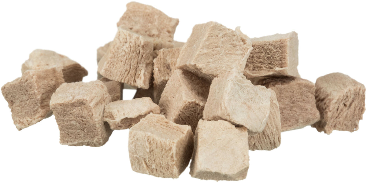 Beige, würfelförmige Stücke in einem Stapel auf weißem Hintergrund.