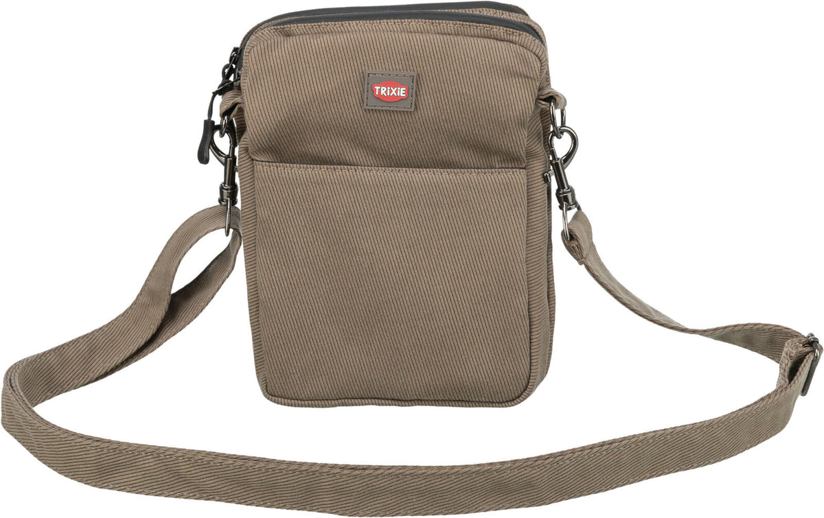 Beige Umhängetasche mit verstellbarem Schulterriemen, Fronttasche und Markenlabel auf der Vorderseite.