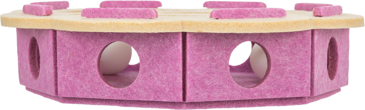 Rundes, pinkes Filzspielzeug mit Löchern und beigem Teppich auf der Oberseite, ideal zum Spielen.