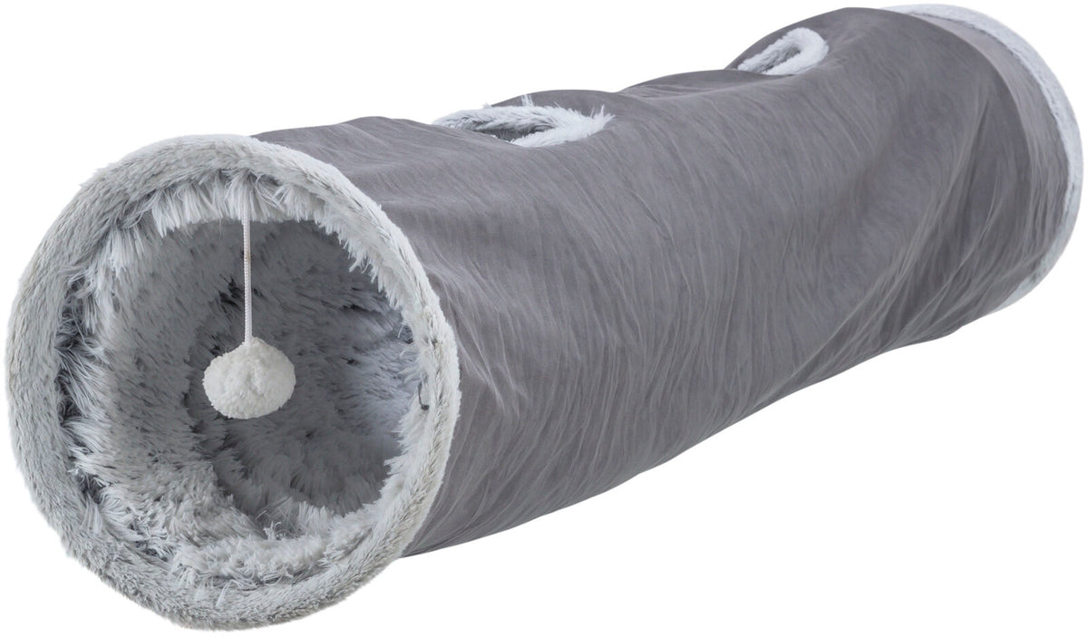 Grauer Tunnel aus weichem Material mit Plüschinnenfutter und hängendem Ball, rechteckige Öffnungen oben.