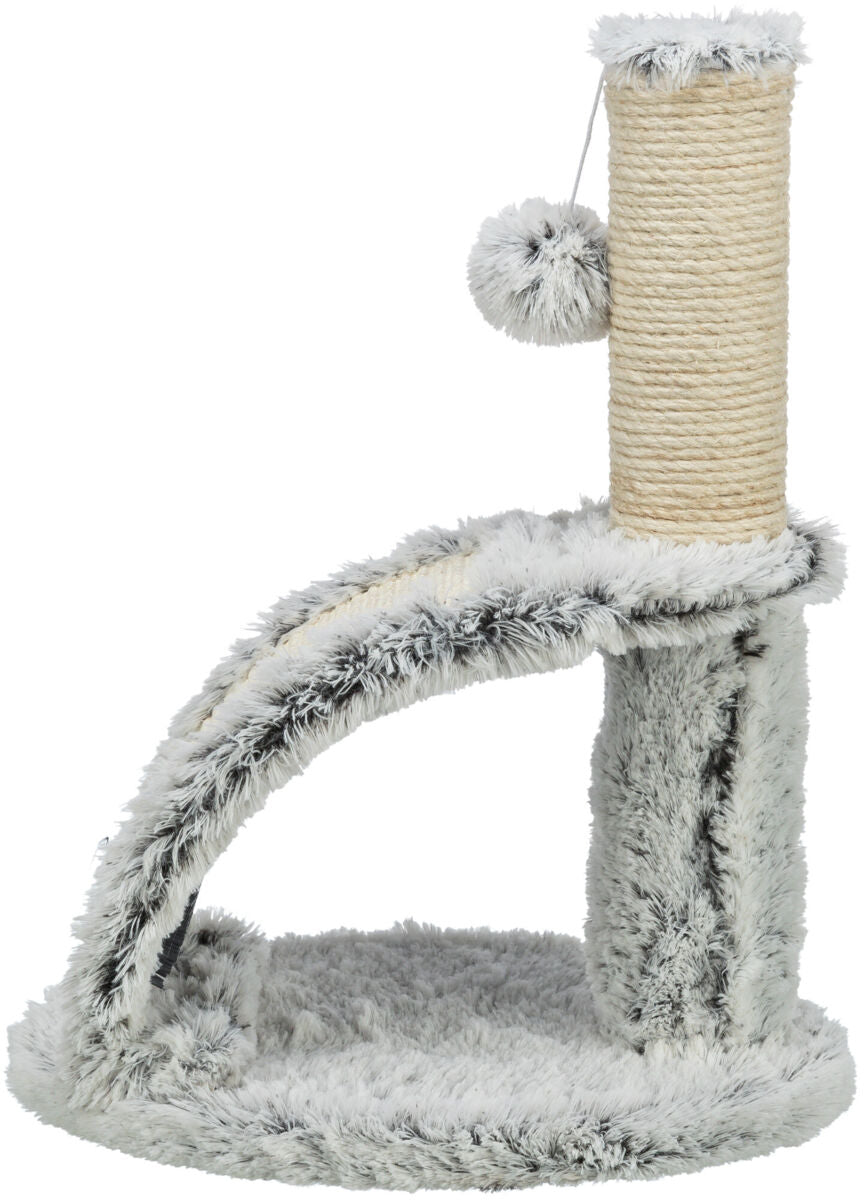 Kratzbaum mit grau plüschbezogenem Sockel, halbkreisförmiger Auflage und beigem Sisal-Stamm, samt grauem Ball.