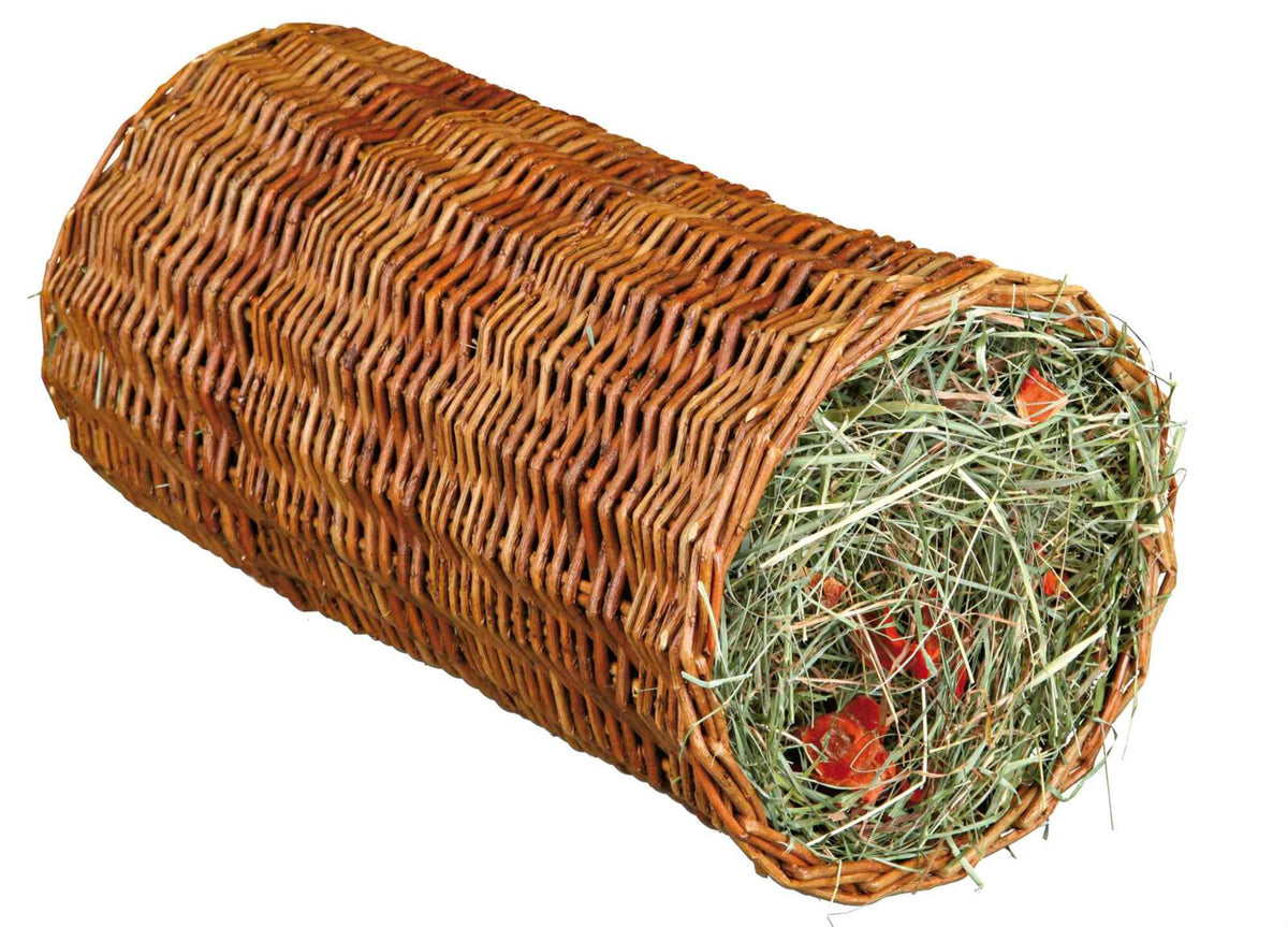 Geflochtener Zylinder aus braunem Material, offen und gefüllt mit Heu und roten Stücken, isoliert auf weißem Hintergrund.