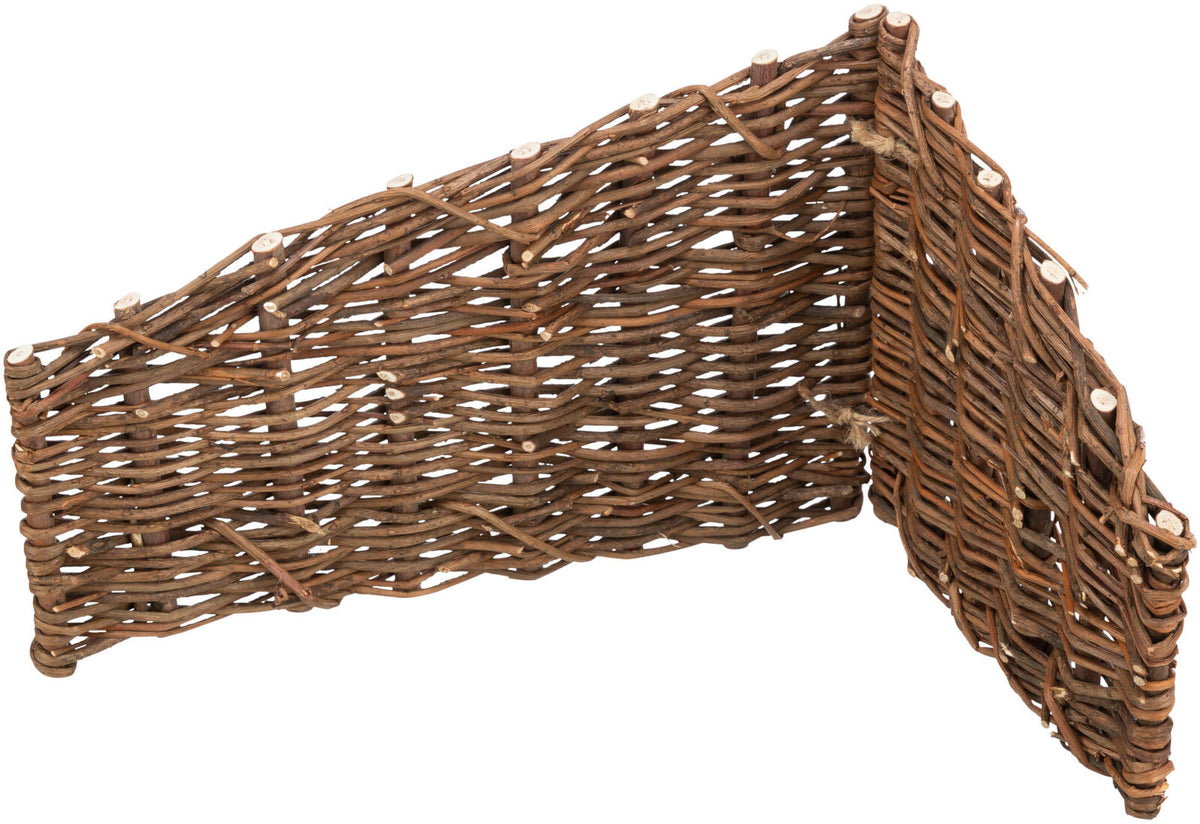 Brauner geflochtener Sichtschutz aus Holz in L-Form mit grobem Muster.