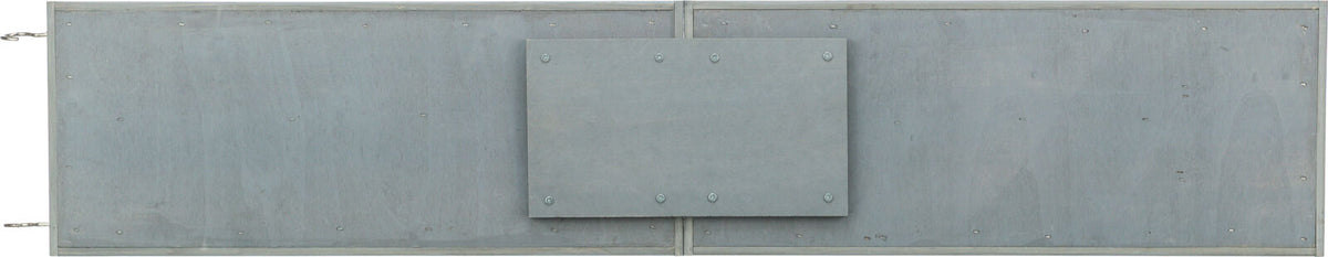 Graue, rechteckige Metallplatte mit rechteckigem, kleineren Mittelteil, mehrere Schrauben sind sichtbar.