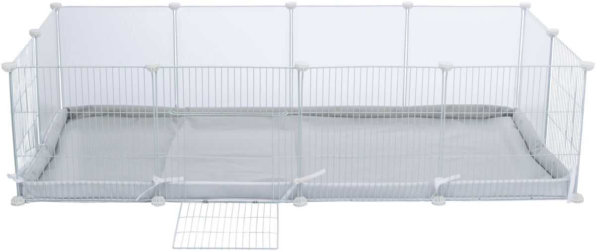 Weißer und grauer Laufstall mit Metallgitter und Tür, graue Bodenmatte, weiße Eckverbindungen.
