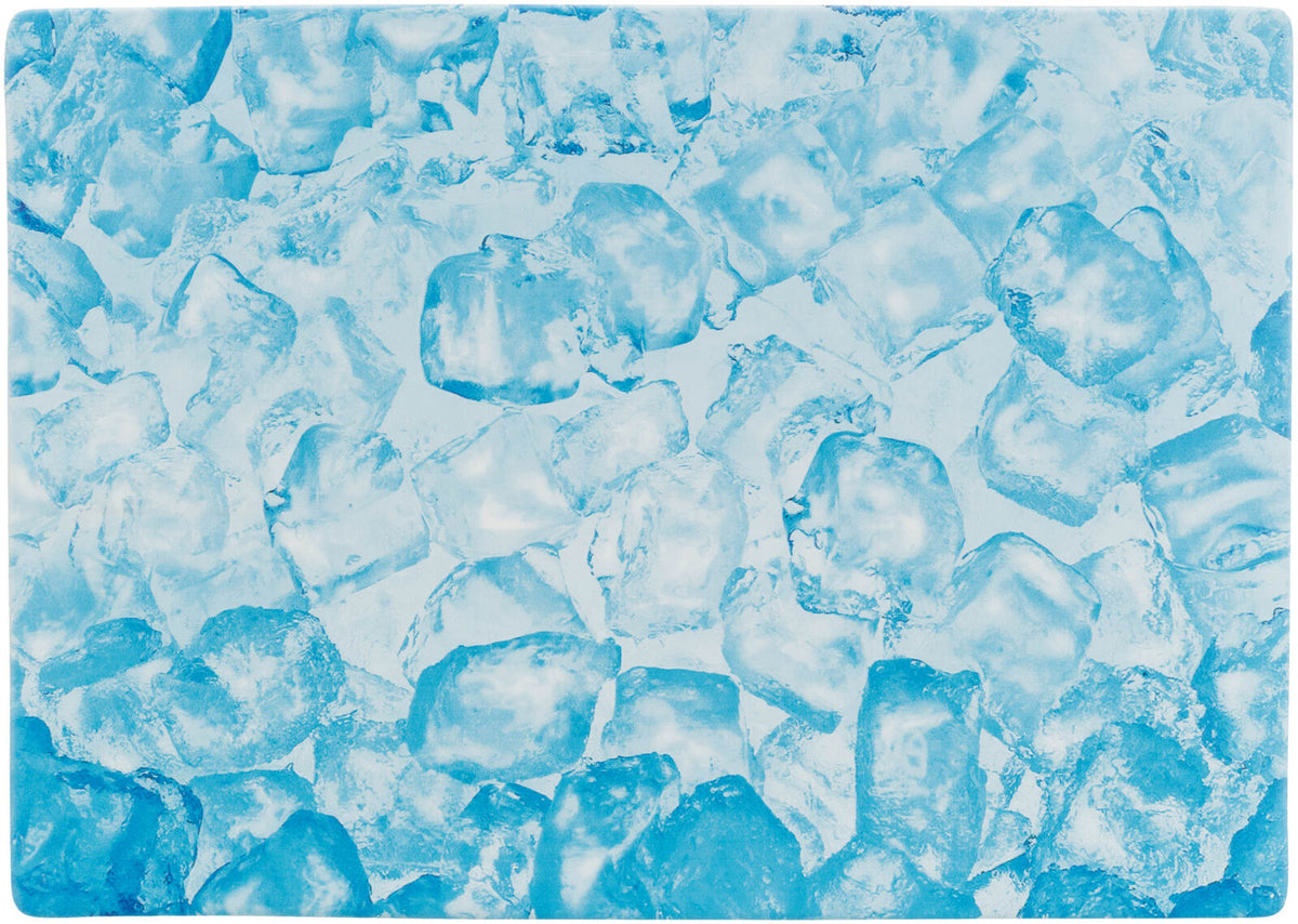 Viele blaue Eiswürfel in unterschiedlichen Formen liegen dicht nebeneinander auf einer Oberfläche.