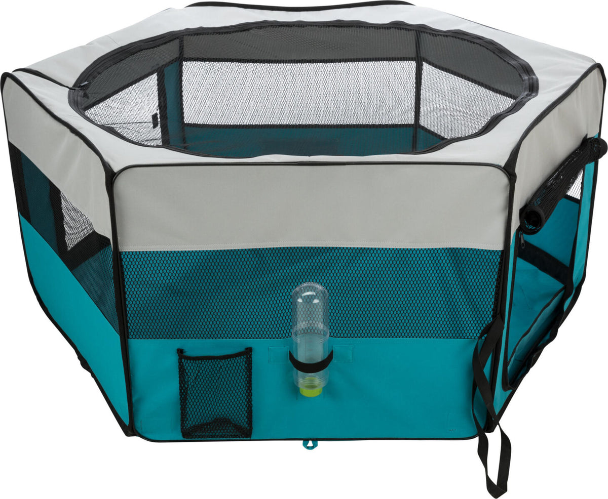 Sechseckiges, blau-graues Gehege mit Netzseiten und Flaschenhalter, Tür mit Reißverschluss, geeignet für Kleintiere.