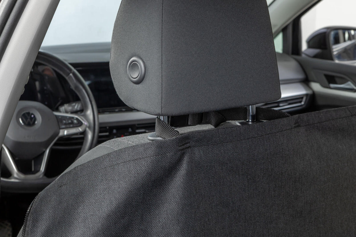 Schwarzer Sitzbezug bedeckt die Rückseite des Vordersitzes in einem Auto.