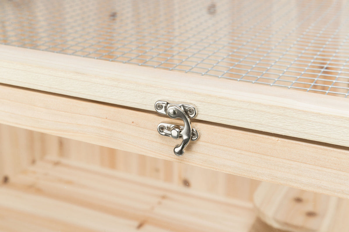 Holzkiste mit silbernem Metallverschluss und Drahtgitter, sichtbare Holzmaserung.