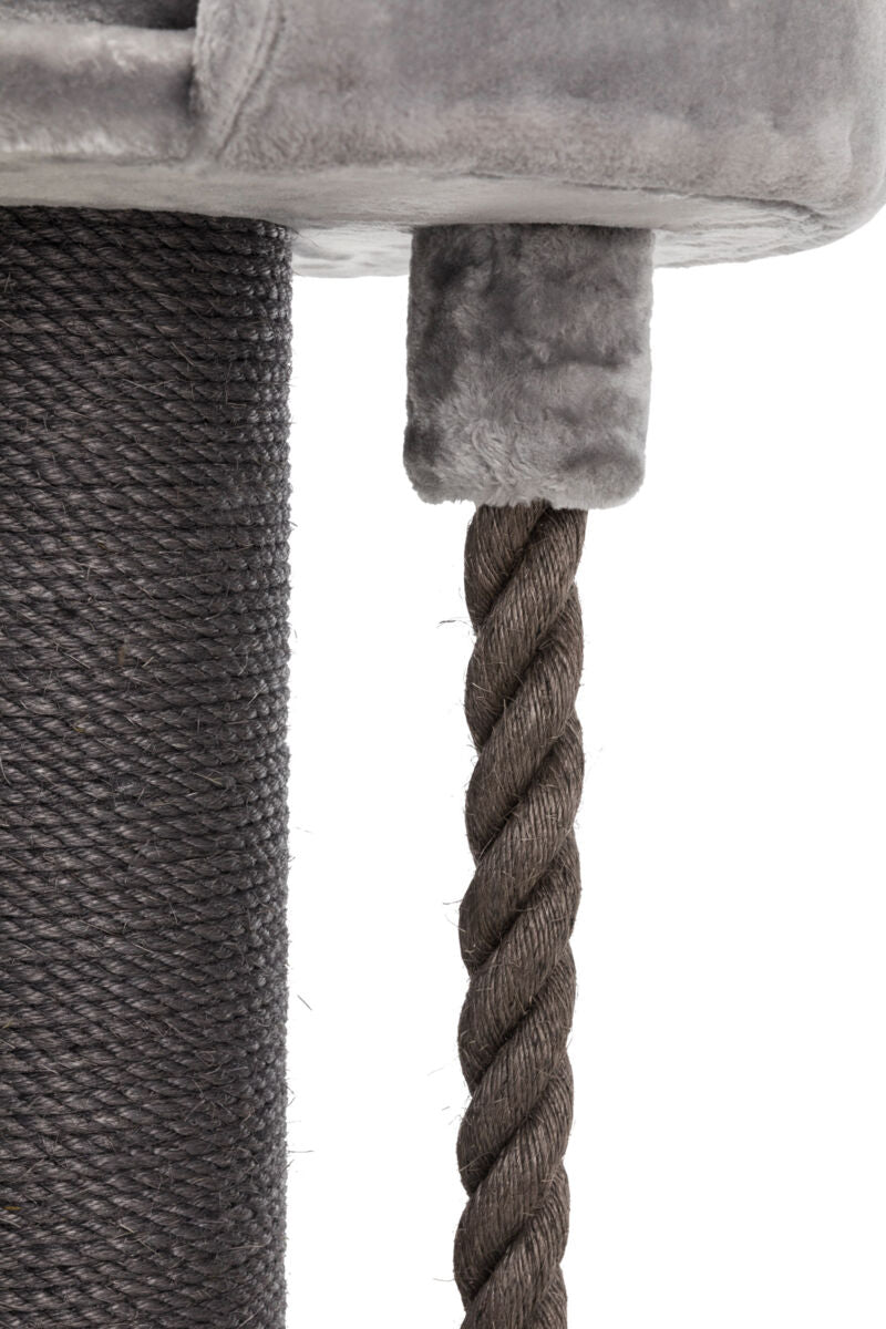 Graues Plüschmaterial über einer vertikalen, dunkelbraunen Sisalsäule neben einem lose hängenden Seil.