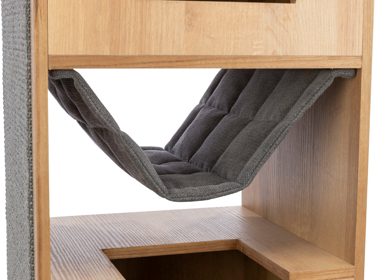 Ein Holzmöbelstück mit einer grauen, gepolsterten Hängematte in einem offenen Regalabschnitt darunter.