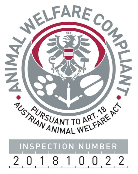 Emblem mit Adler und Tierspuren, Schriftzug "Animal Welfare Compliant" sowie "Inspection Number 201810022".