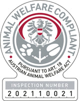 Rundes Siegel mit Adler und Schriftzug "Animal Welfare Compliant Pursuant To Art. 18 Austrian Animal Welfare Act".
