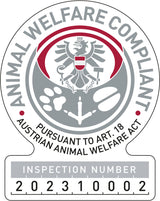Rundes Siegel mit Adler, Aufschrift "Animal Welfare Compliant" und "Pursuant to Art 18 Austrian Animal Welfare Act", Inspektionsnummer 202310002.