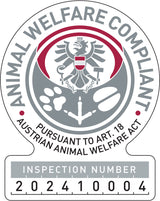 Tierwohlsiegel mit Adler und Pfotenabdrücken, Text: "ANIMAL WELFARE COMPLIANT", "AUSTRIAN ANIMAL WELFARE ACT", Nummer: 202410004.