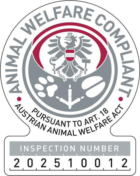 Rundes Logo mit Adler und Tierpfoten, Text: ANIMAL WELFARE COMPLIANT, AUSTRIAN ANIMAL WELFARE ACT, Inspektionsnummer 202510012.