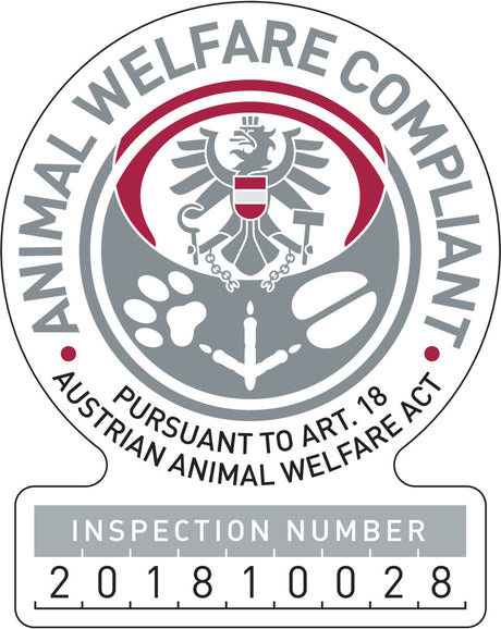 Logo mit Text "ANIMAL WELFARE COMPLIANT" und "PURSUANT TO ART. 18 AUSTRIAN ANIMAL WELFARE ACT" sowie Inspektionsnummer 201810028.
