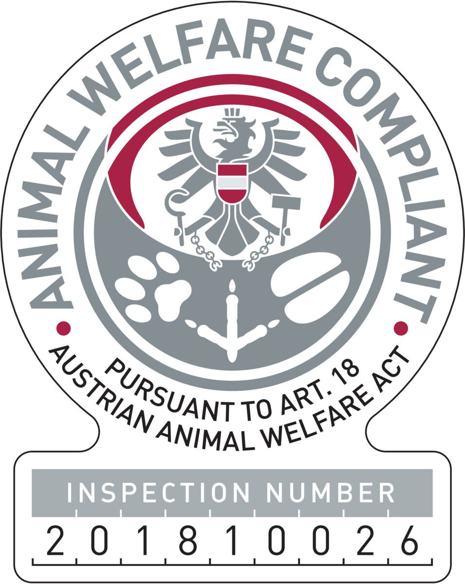 Emblem mit einem Adler, Text "Animal Welfare Compliant", "Pursuant to Art.18 Austrian Animal Welfare Act", Inspektionsnummer 201810026.
