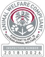 Emblem mit einem Adler, Text "Animal Welfare Compliant", "Pursuant to Art.18 Austrian Animal Welfare Act", Inspektionsnummer 201810026.