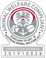 Ein Siegel mit Adler, Tatzen, Fischen und dem Text "Animal Welfare Compliant - Inspection Number 201910028".
