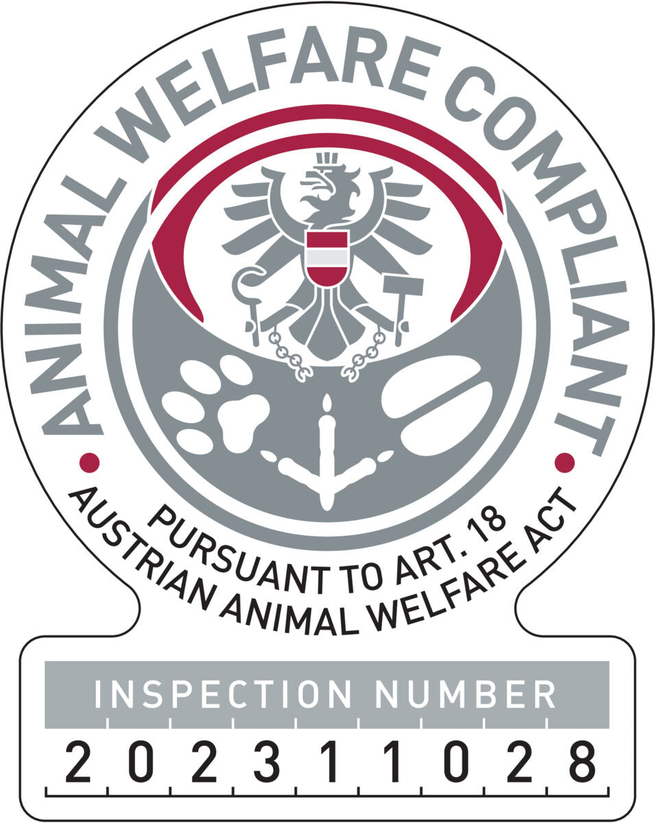 Plakette mit Adler, Tierspuren, Text „Animal Welfare Compliant, Inspection Number 202311028“ in Grau und Rot.