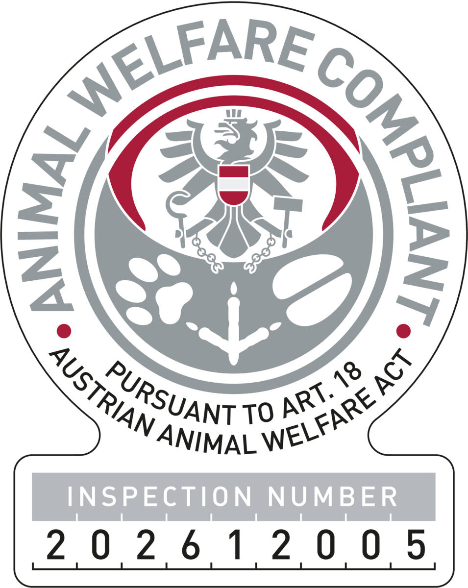 Rundes Logo mit Adler, umgeben von den Worten "ANIMAL WELFARE COMPLIANT" und "PURSUANT TO ART. 18 AUSTRIAN ANIMAL WELFARE ACT", darunter Inspektionsnummer 202612005.