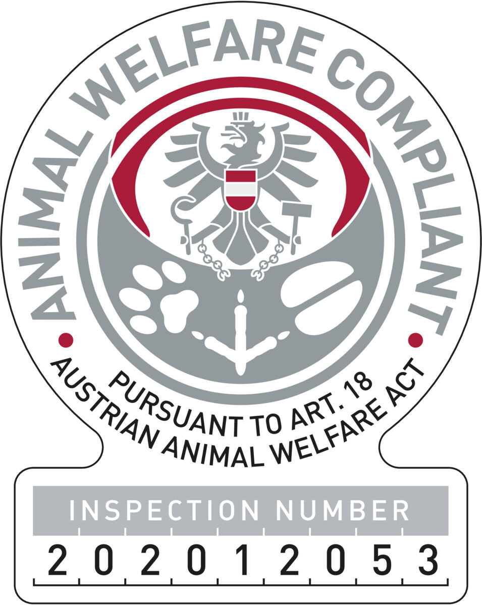 Emblem mit Adler, Tierpfoten, Schriftzug "Animal Welfare Compliant," Gesetzesverweis, Inspektionsnummer 202012053.