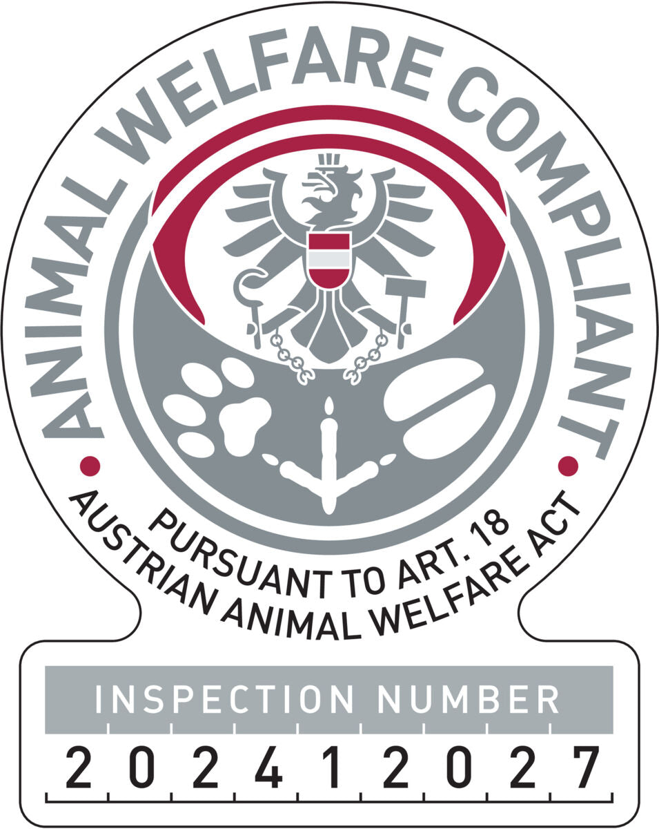 Rundes Logo mit Adler, Pfotenabdrücken und Text "Animal Welfare Compliant" und "Inspection Number 202412027".