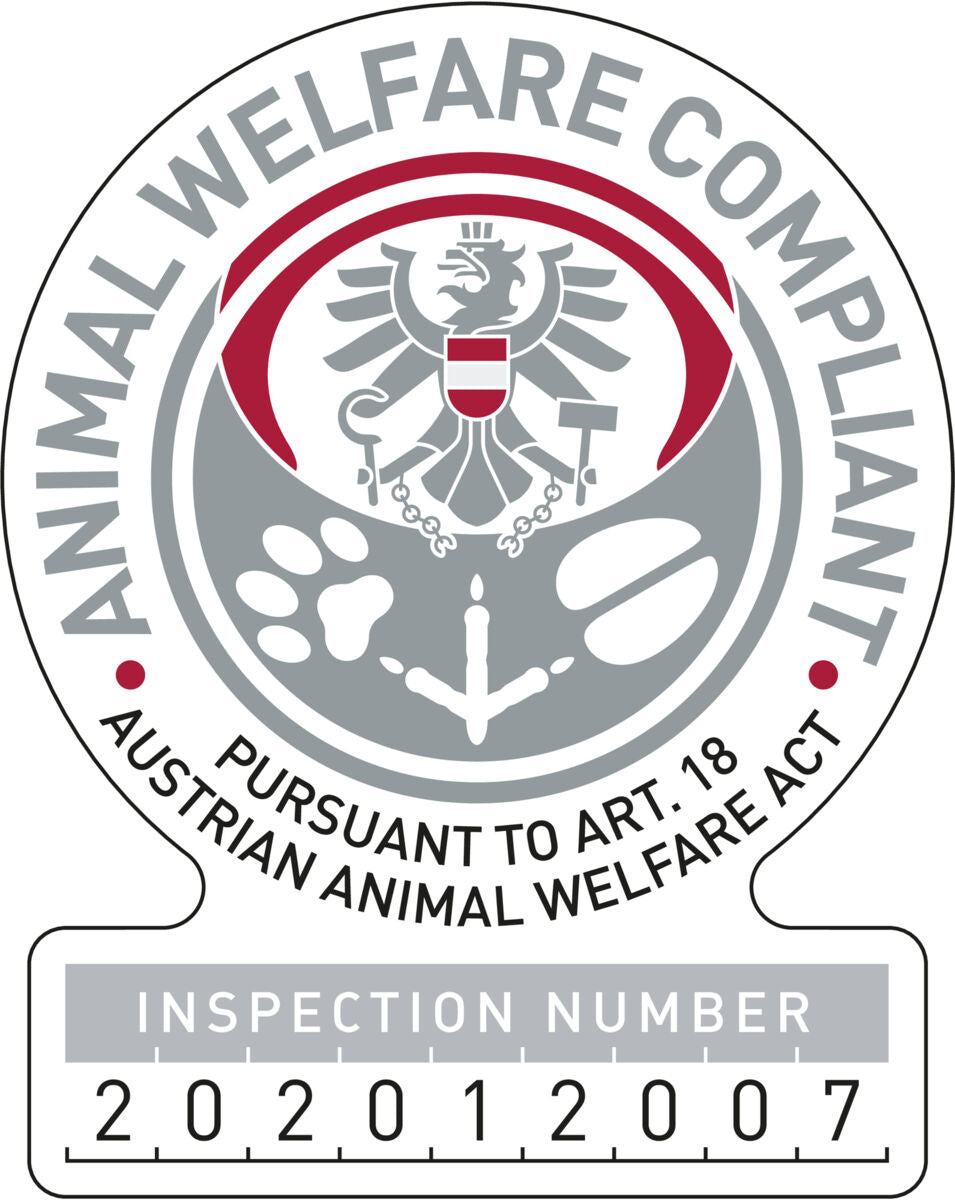 Siegel mit Adler, Aufschrift "Animal Welfare Compliant", Nummer 202012007, rot-graue Farbgebung.
