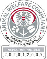 Siegel mit Adler, Aufschrift "Animal Welfare Compliant", Nummer 202012007, rot-graue Farbgebung.