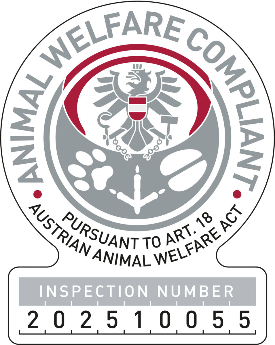 Siegel mit Adler, Pfotenabdrücken und Text "Animal Welfare Compliant" sowie "Pursuant to Art. 18 Austrian Animal Welfare Act".