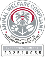 Siegel mit Adler, Pfotenabdrücken und Text "Animal Welfare Compliant" sowie "Pursuant to Art. 18 Austrian Animal Welfare Act".