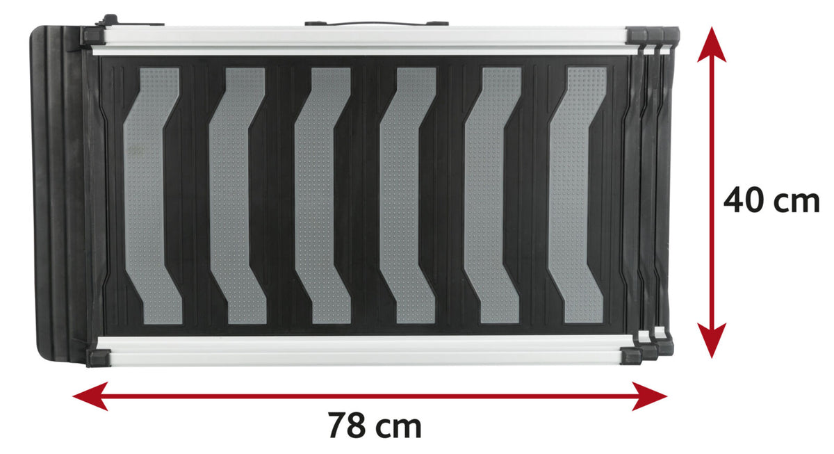Schwarze und graue klappbare Rampe mit einer Länge von 78 cm und einer Breite von 40 cm.