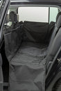 Schwarze Autoschondecke auf Rückbank eines offenen Fahrzeugs sichtbar.